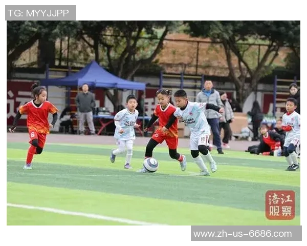 踢足球高飞的梦想与追求在绿茵场上绽放光彩